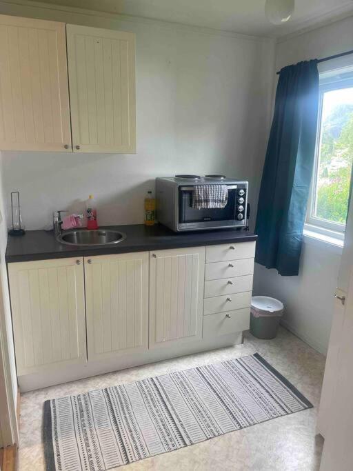 Liten Eldre Og Koselig Studiohybel Svolvær Buitenkant foto