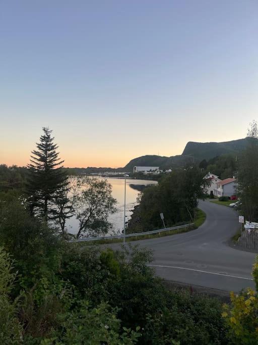 Liten Eldre Og Koselig Studiohybel Svolvær Buitenkant foto