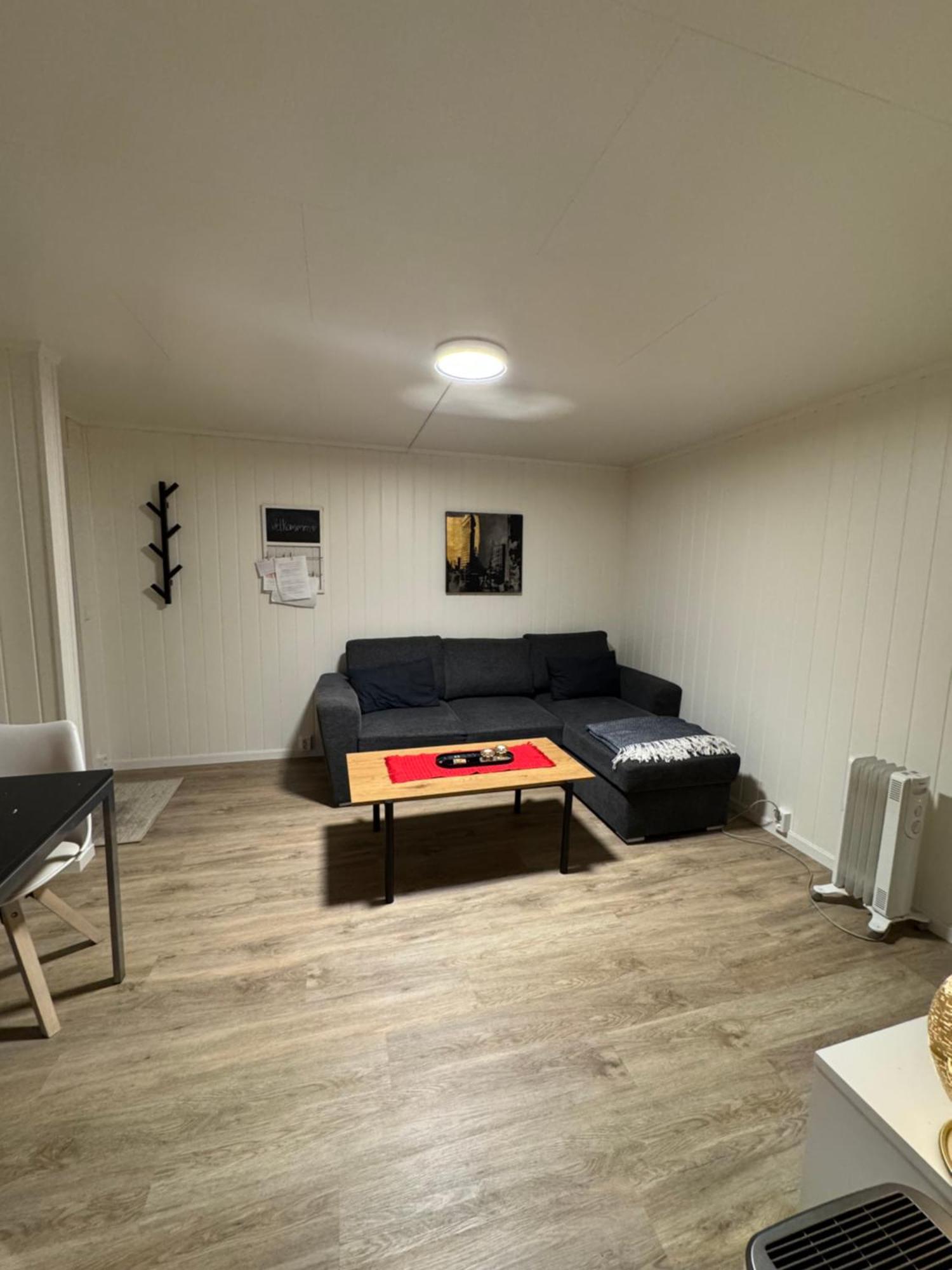 Liten Eldre Og Koselig Studiohybel Svolvær Buitenkant foto