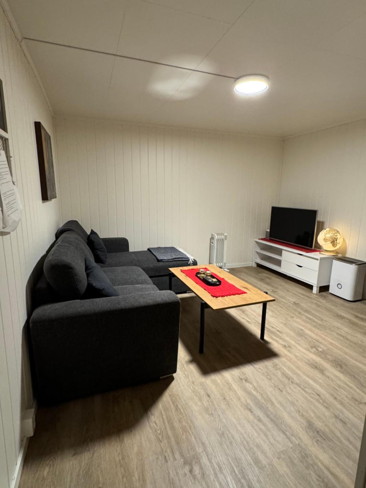 Liten Eldre Og Koselig Studiohybel Svolvær Buitenkant foto