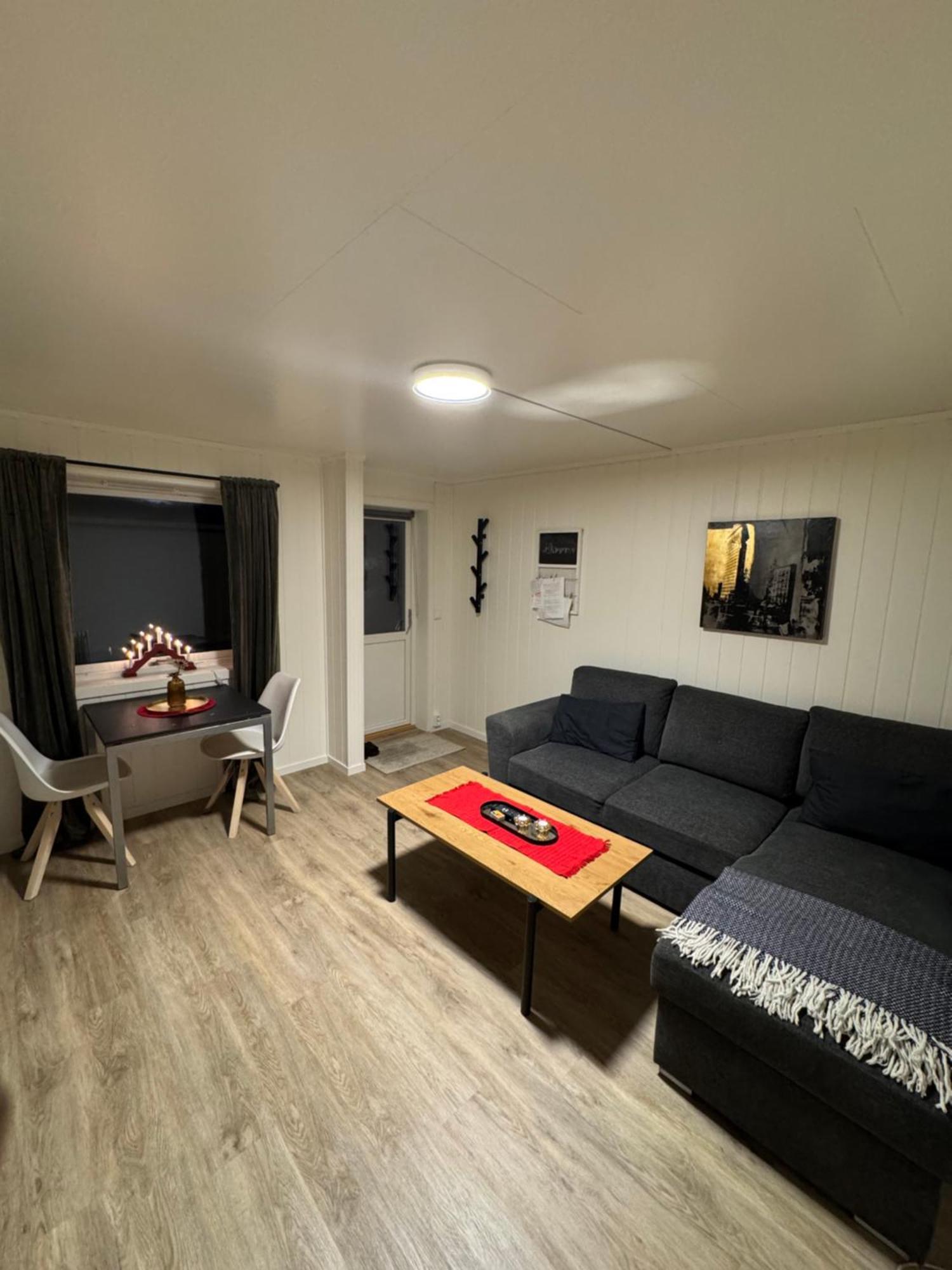 Liten Eldre Og Koselig Studiohybel Svolvær Buitenkant foto
