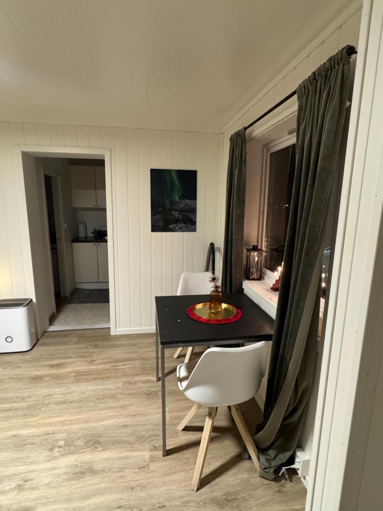 Liten Eldre Og Koselig Studiohybel Svolvær Buitenkant foto